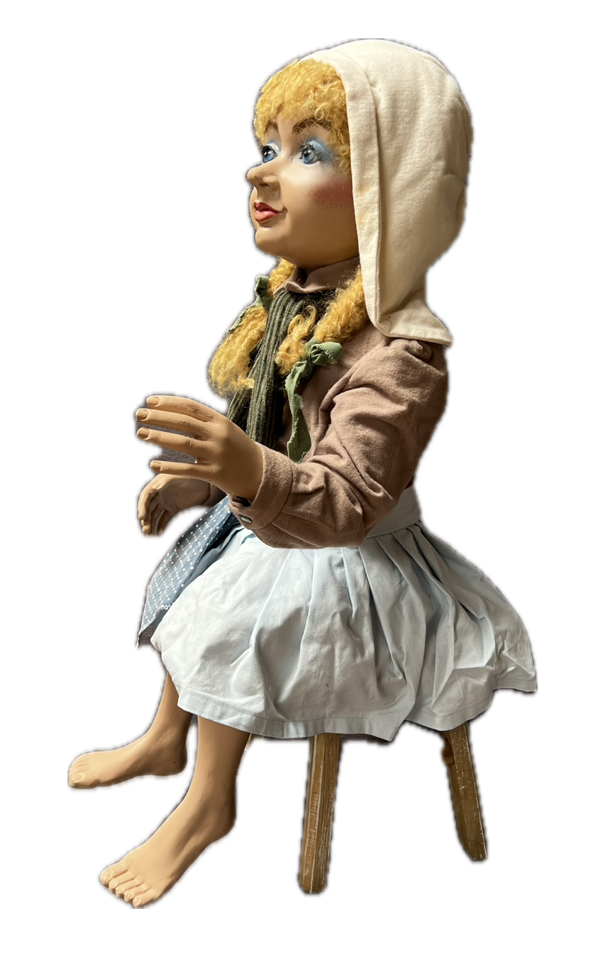 Aschenputtel blond auf Hocker sitzend