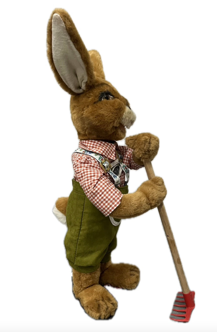 Hase mit Harke