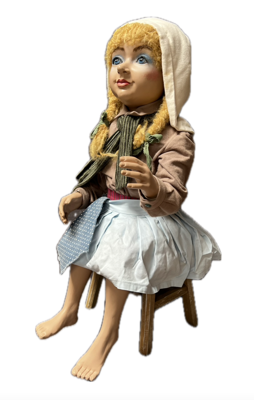 Aschenputtel blond auf Hocker sitzend