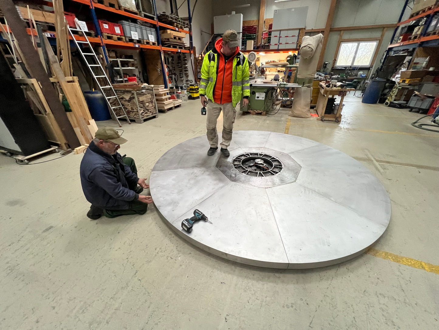 Rotating platform for cars or motorcycles