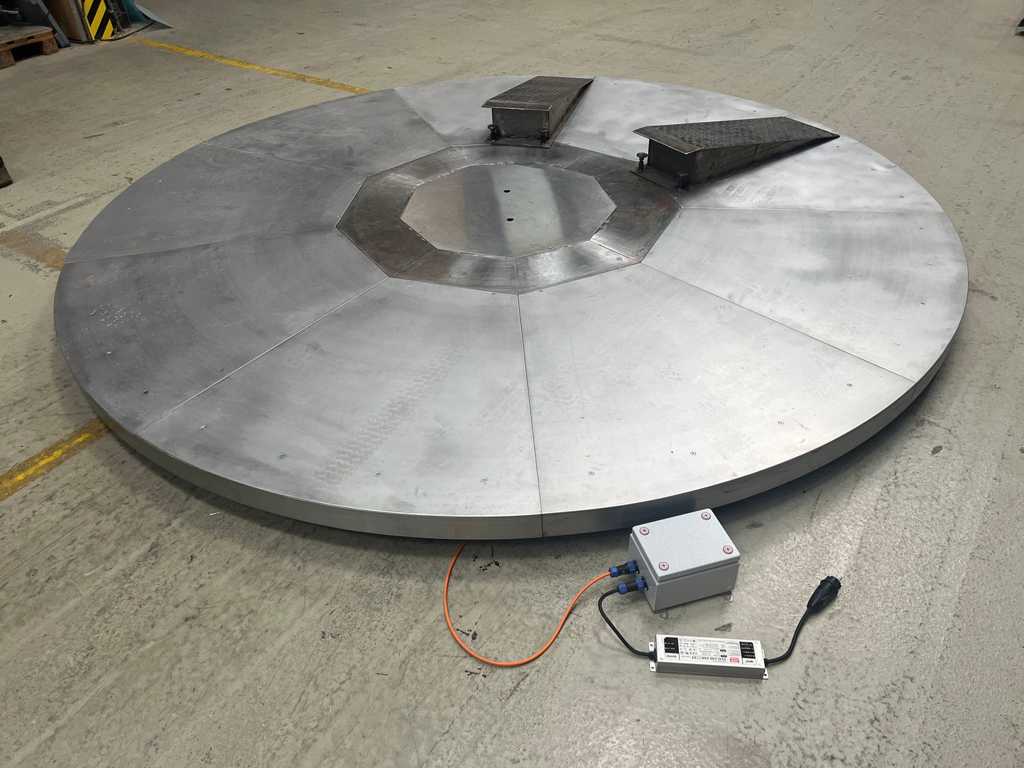 Rotating platform for cars or motorcycles