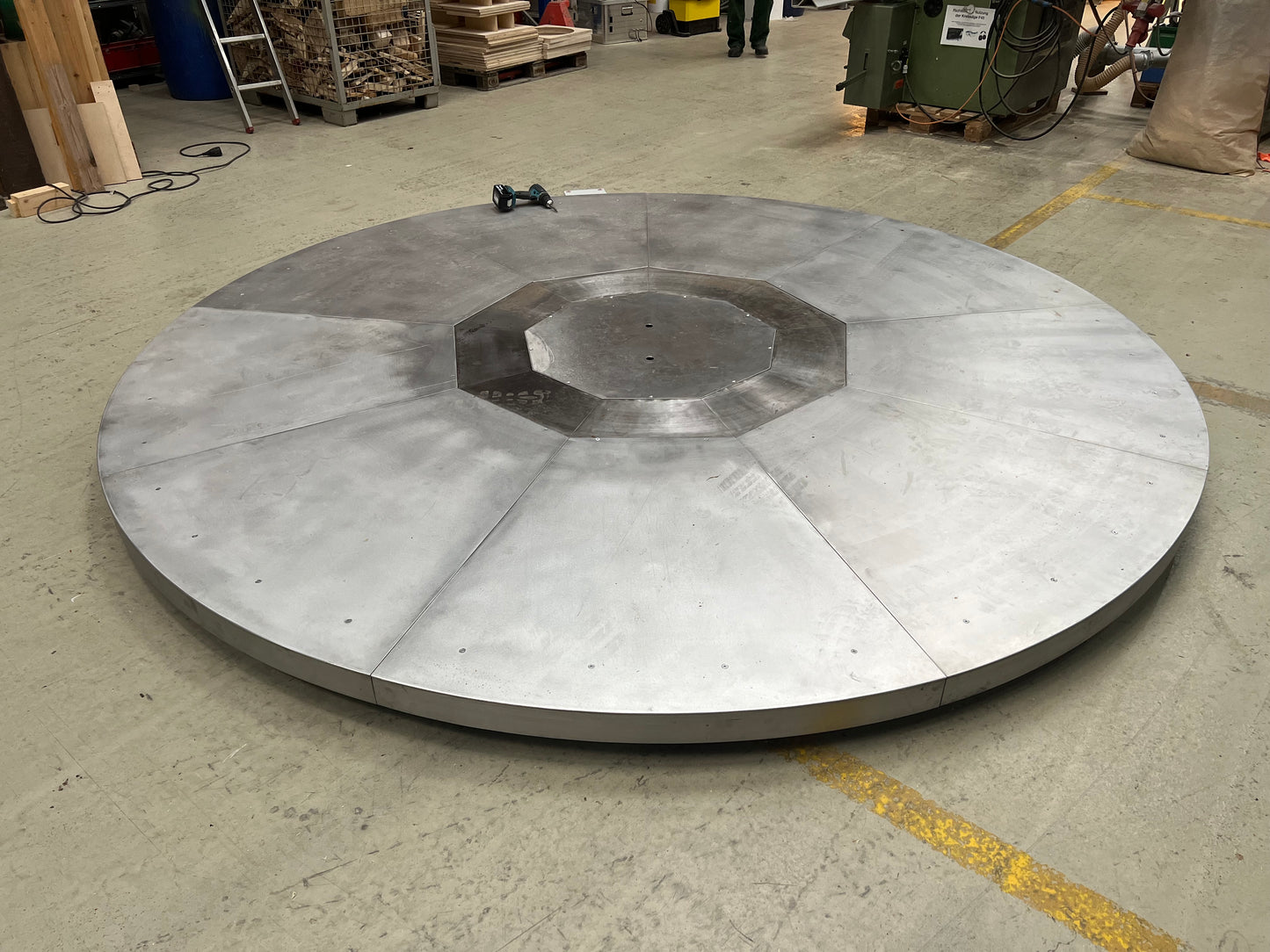Rotating platform for cars or motorcycles
