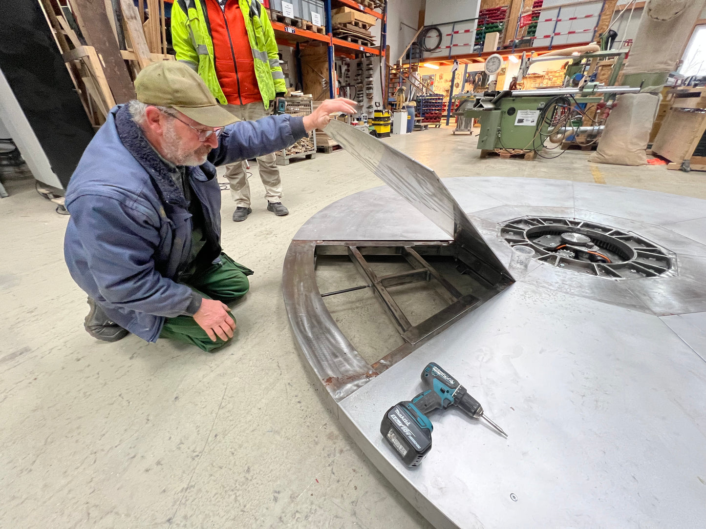 Rotating platform for cars or motorcycles