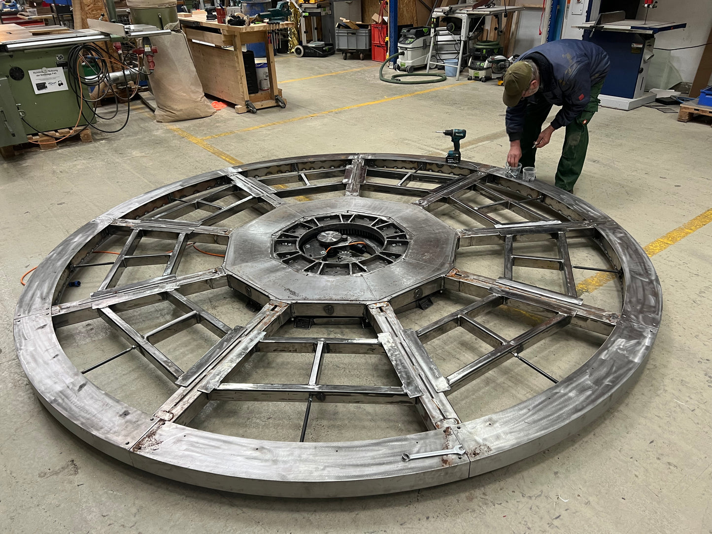 Rotating platform for cars or motorcycles