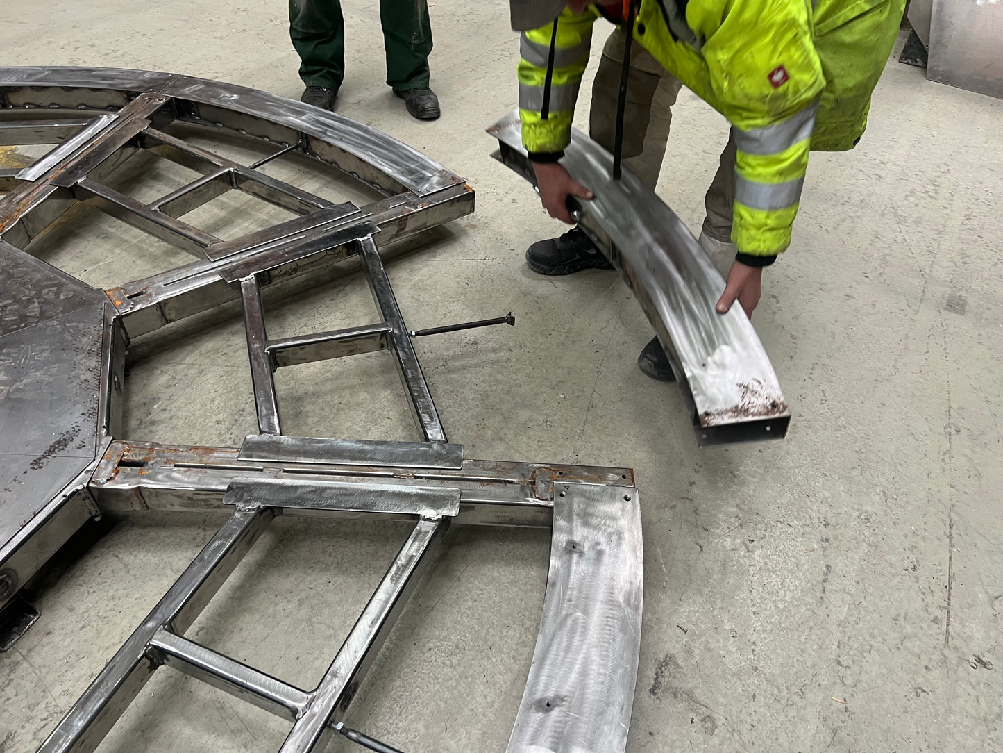 Rotating platform for cars or motorcycles
