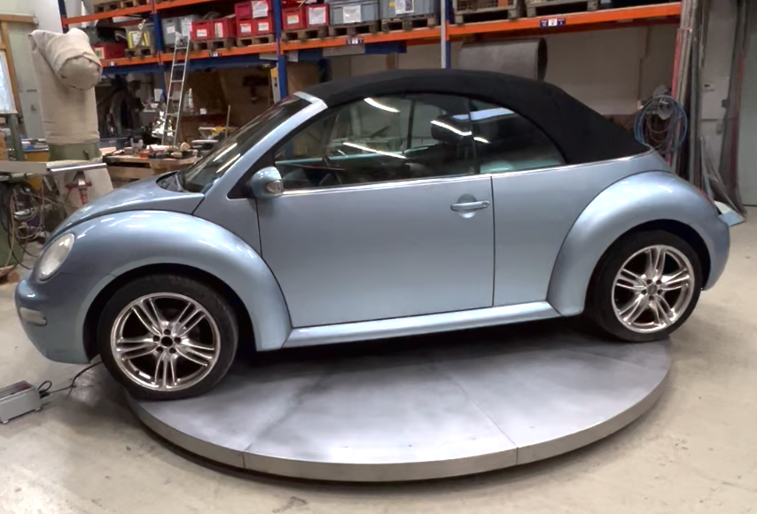 Rotating platform for cars or motorcycles
