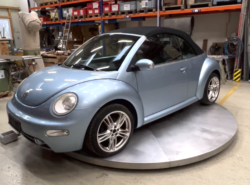 Rotating platform for cars or motorcycles