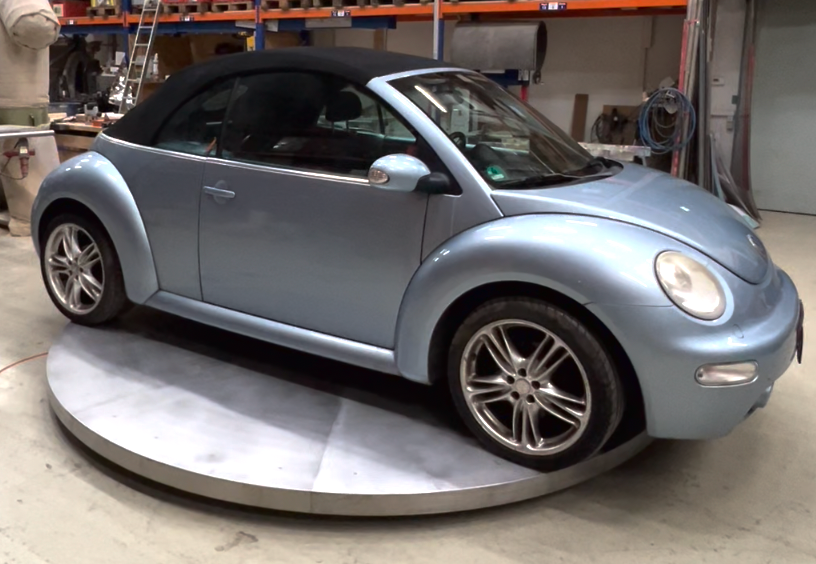 Rotating platform for cars or motorcycles
