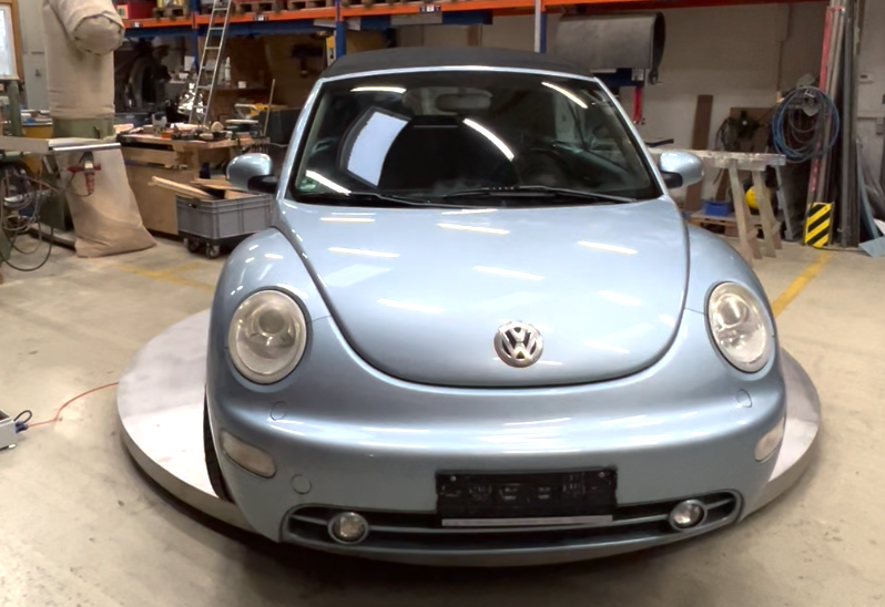 Rotating platform for cars or motorcycles
