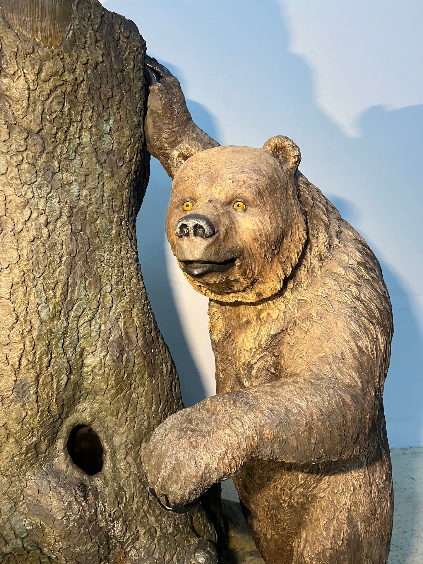 Grizzly bear with tree trunk - unique piece 