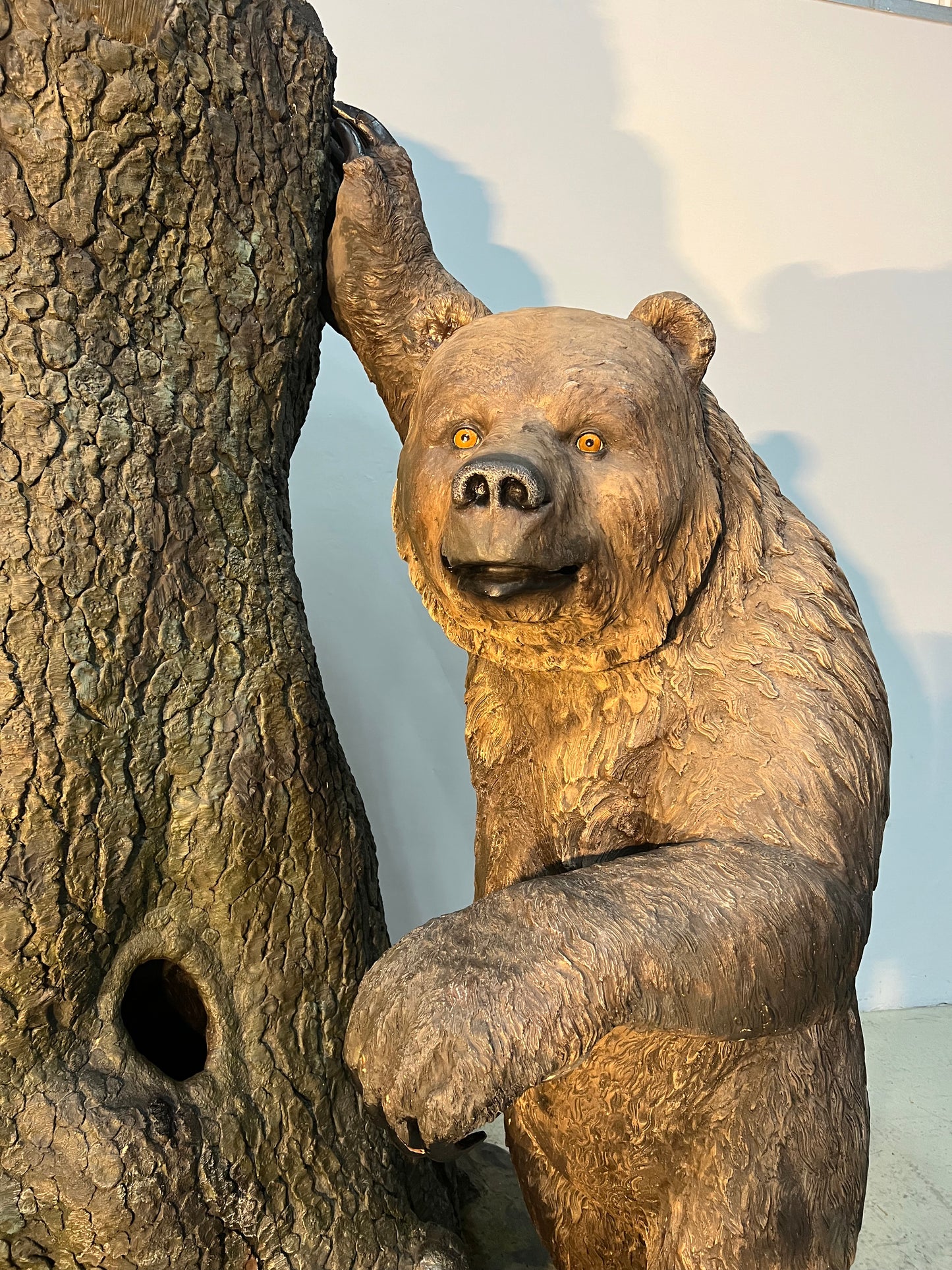 Grizzly bear with tree trunk - unique piece 