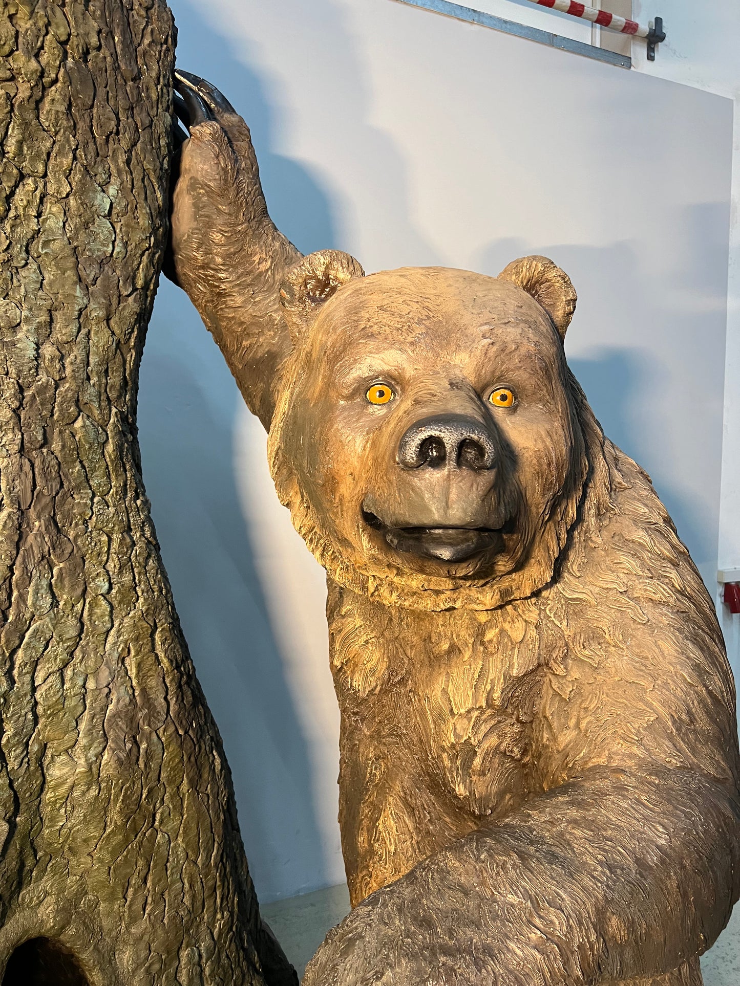 Grizzly bear with tree trunk - unique piece 