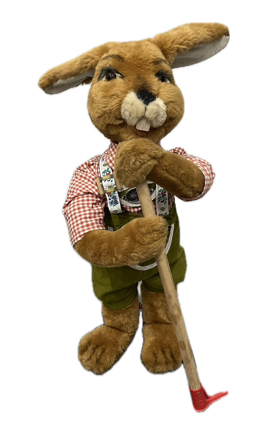 Hase mit Harke