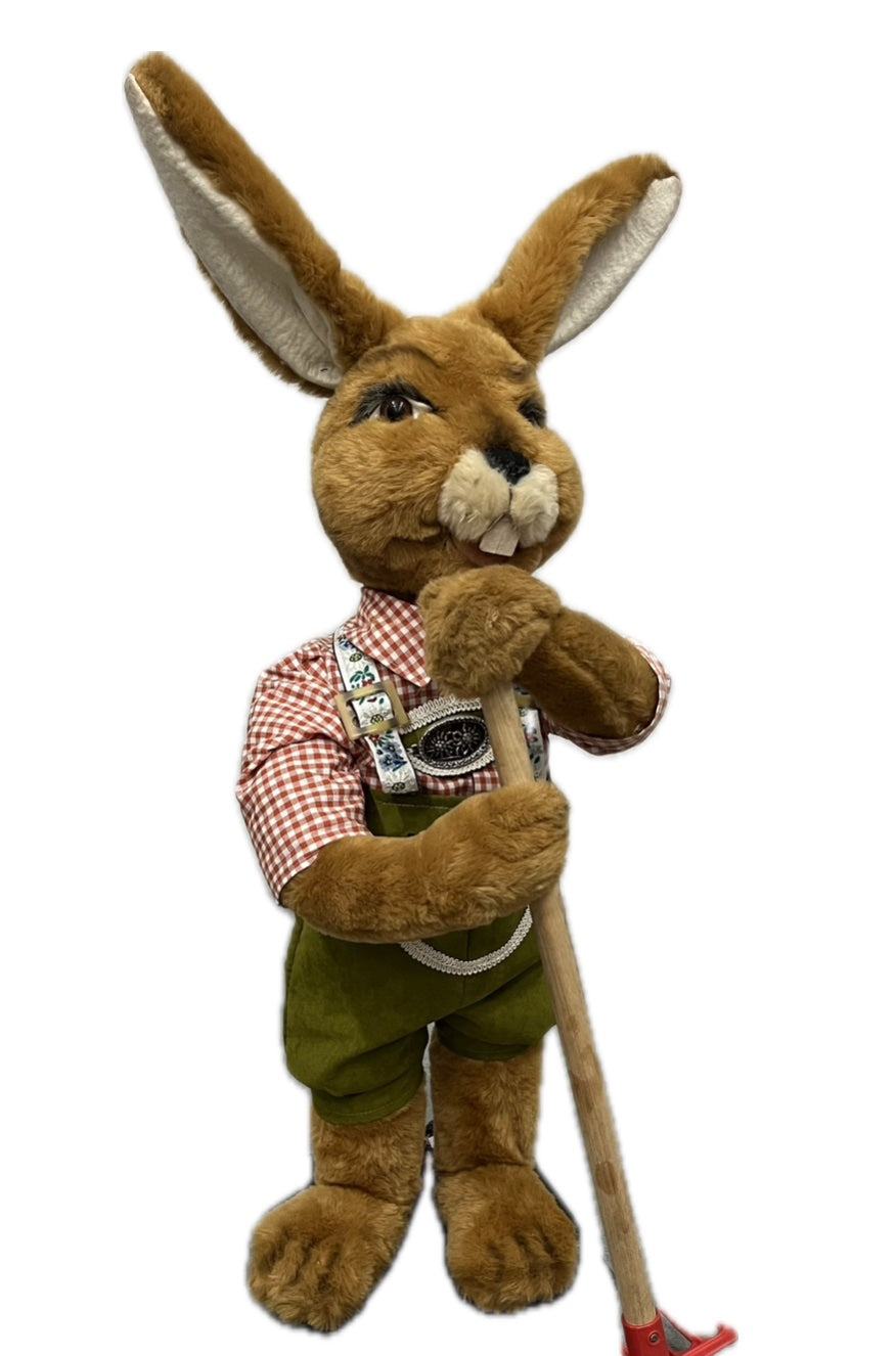 Hase mit Harke