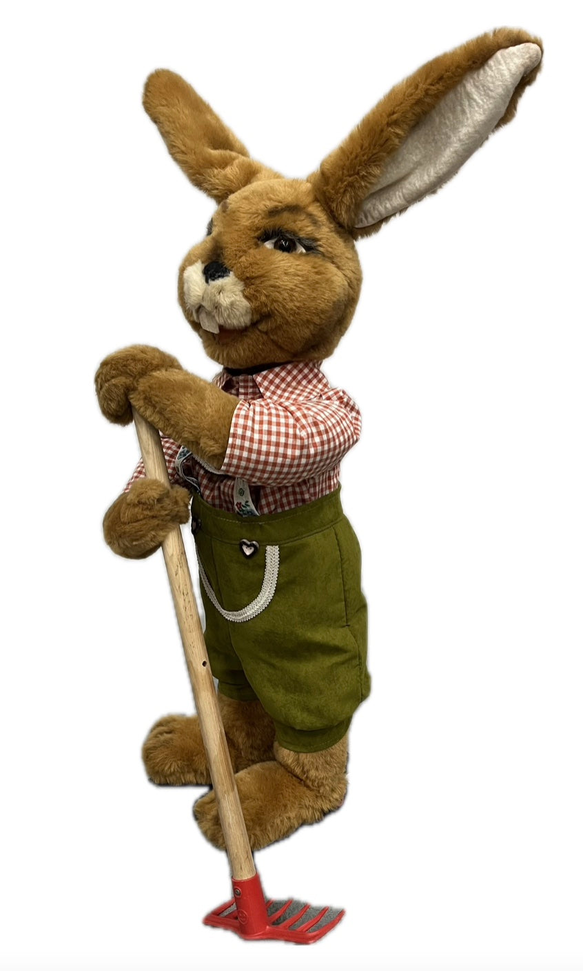 Hase mit Harke