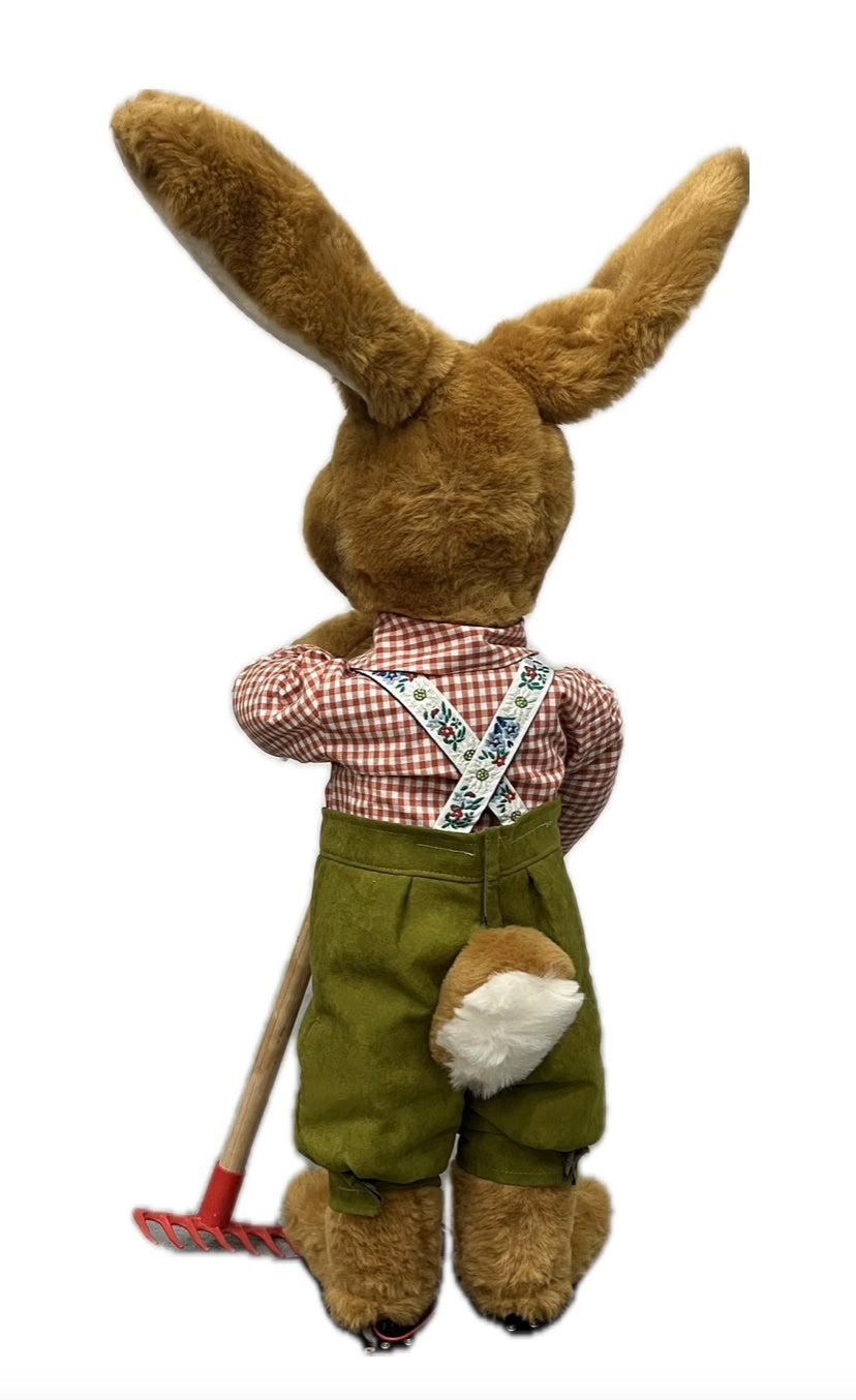 Hase mit Harke