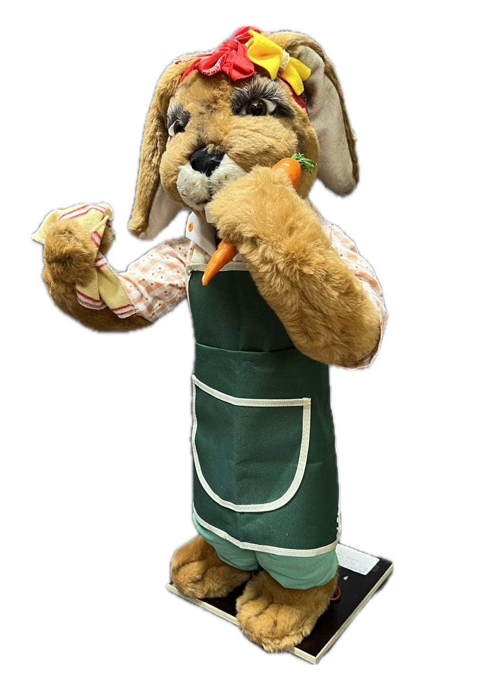 Hase mit grüner Gartenschürtze, Möhre und Tuch
