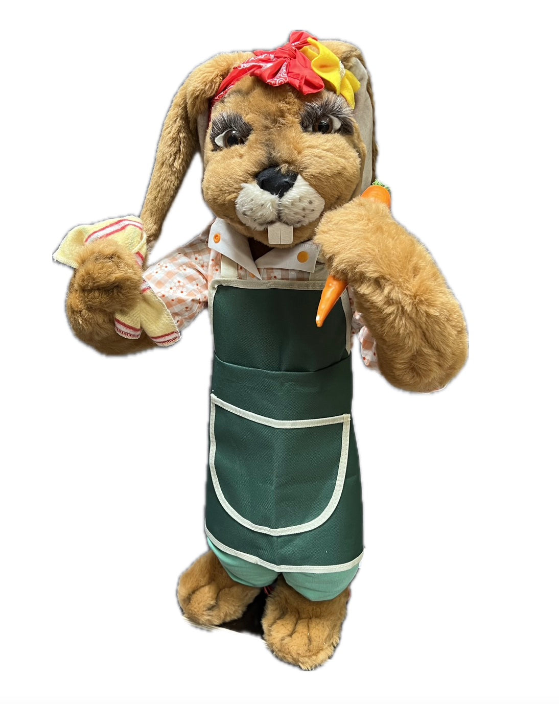 Hase mit grüner Gartenschürtze, Möhre und Tuch