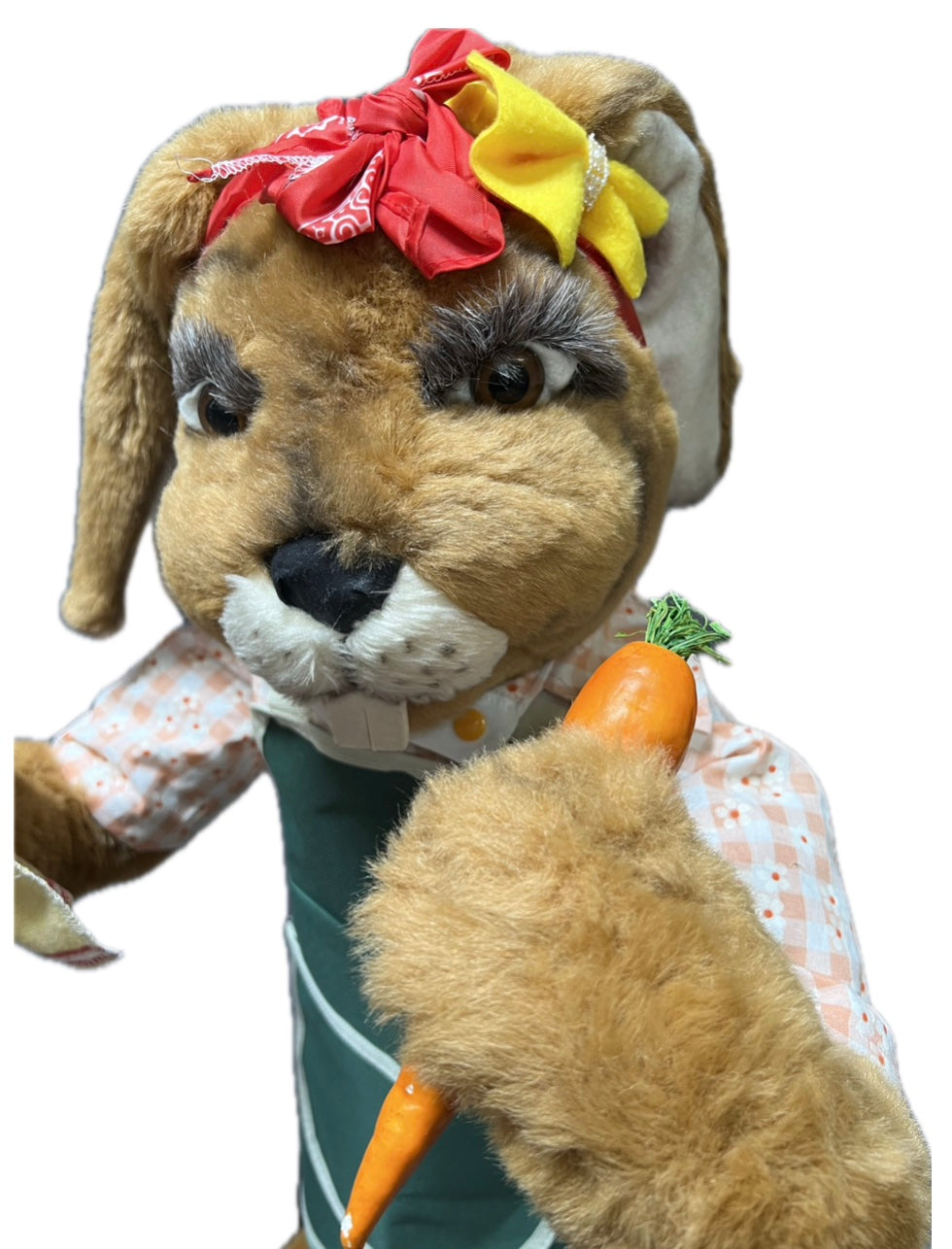 Hase mit grüner Gartenschürtze, Möhre und Tuch
