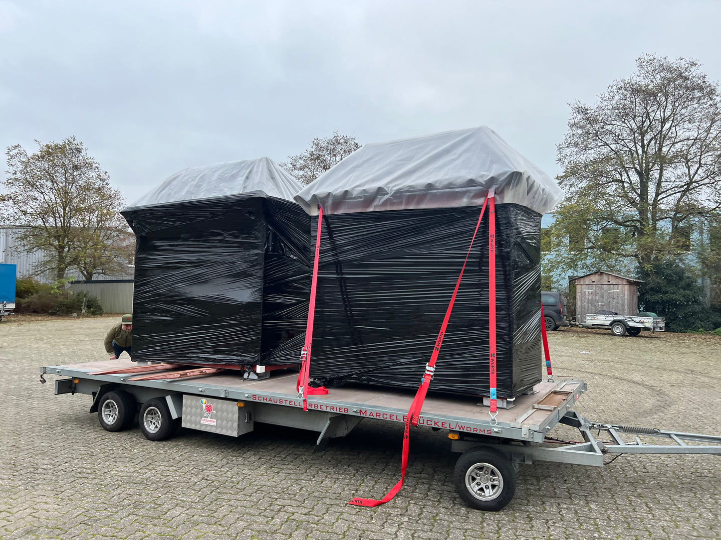 Weatherproof Christmas house with 55-inch screen (monitor enclosure)