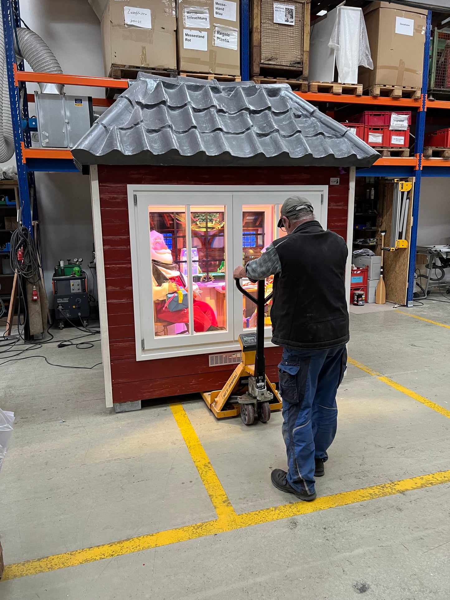 Weatherproof Christmas house with 55-inch screen (monitor enclosure)